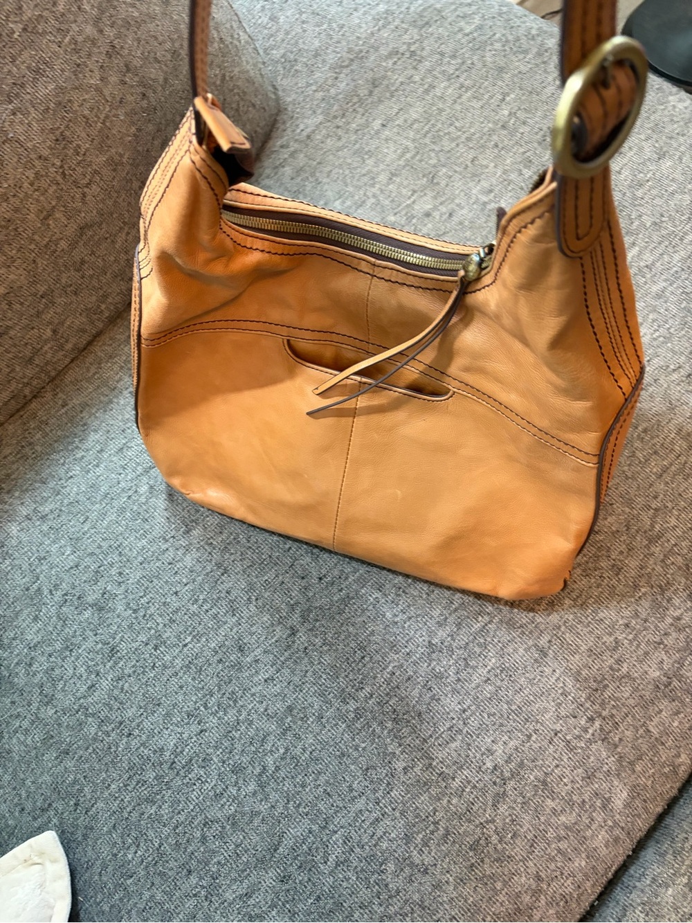 Hobo Classic Tan Leather Shoulder Bag - Picture 2 of 6